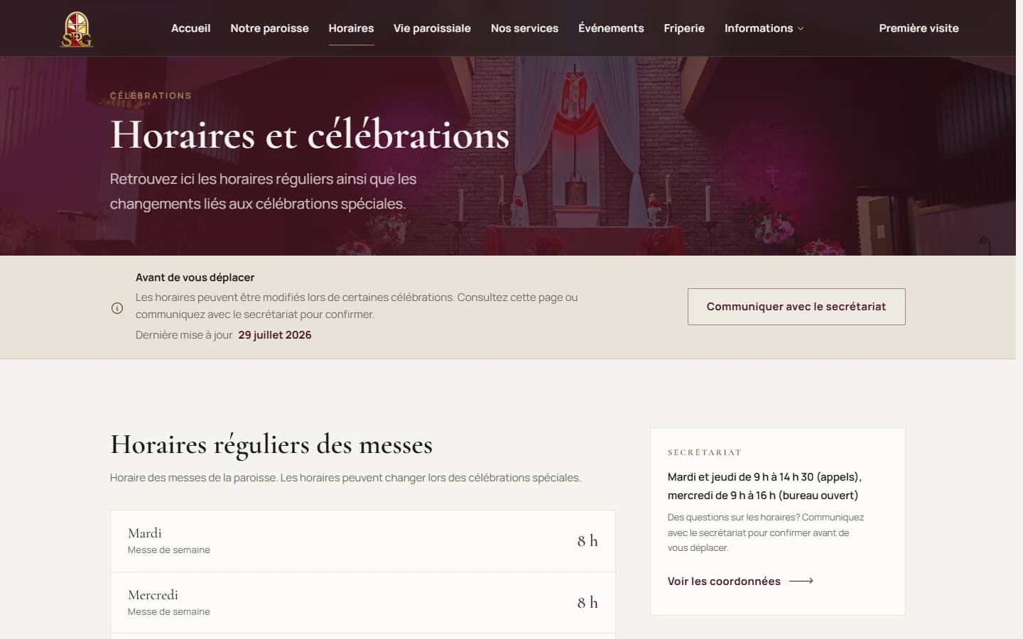 La page des horaires du site de la paroisse, présentant les heures de messe régulières, les heures d’ouverture du secrétariat et la date de la dernière mise à jour.